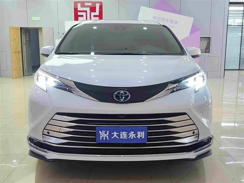 Toyota Sienna 2023 — Photo 2/17