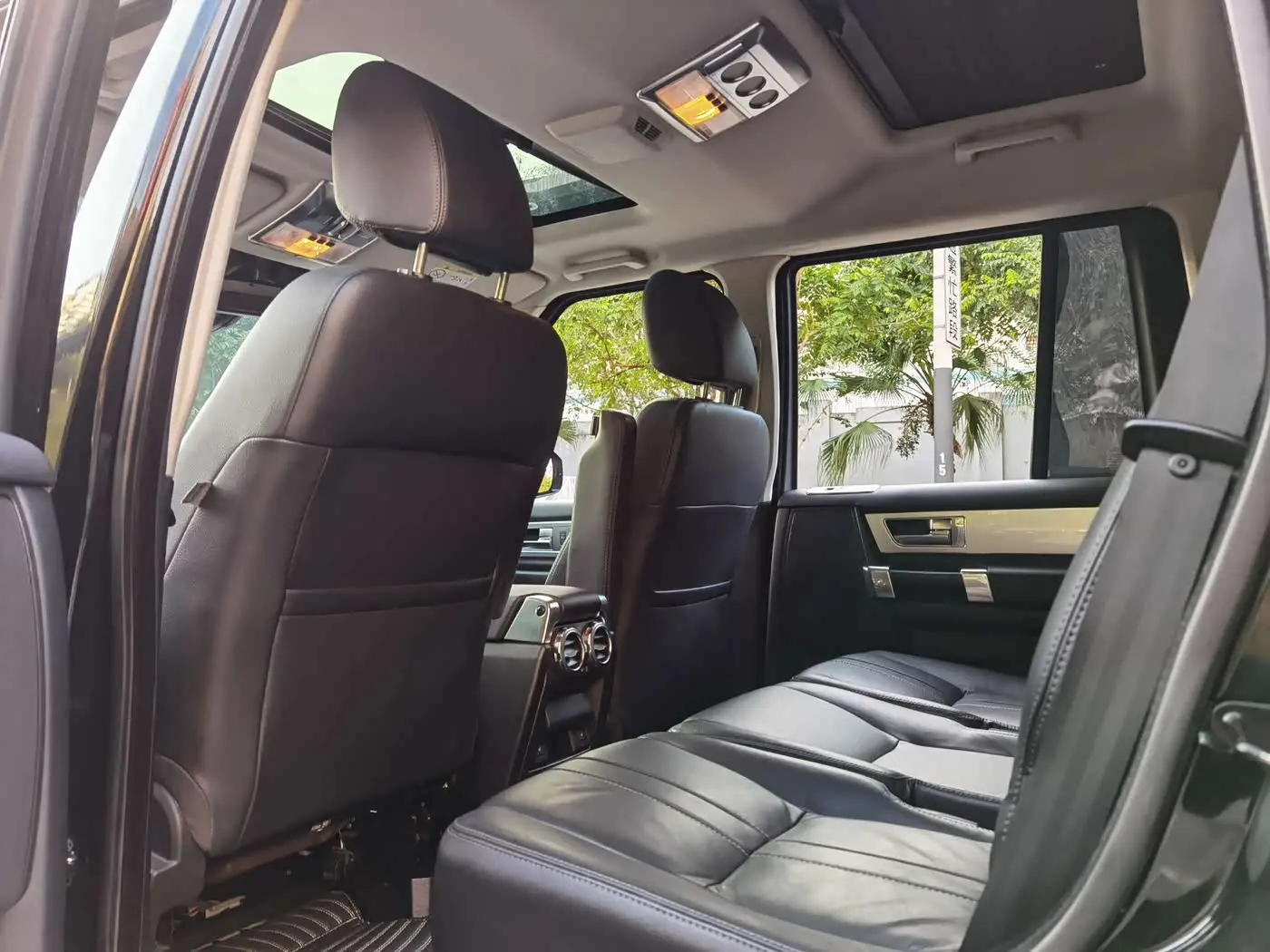 Land Rover Discovery 2016 — Photo 7/17