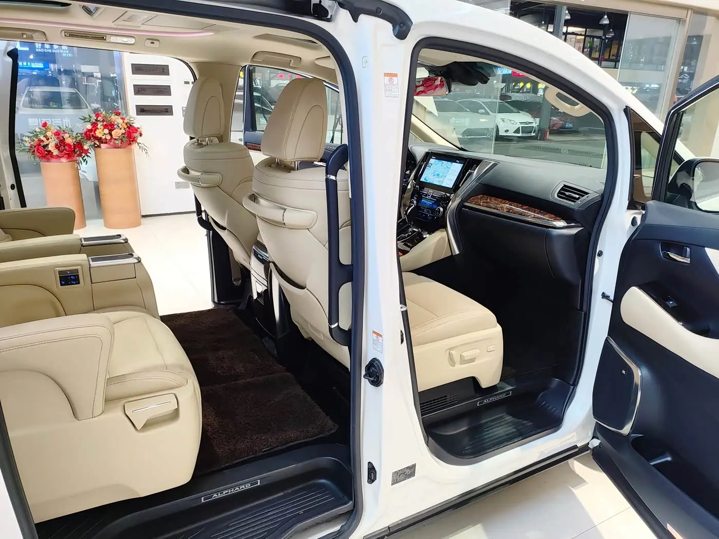 Toyota Alphard 2021 — Photo 13/18