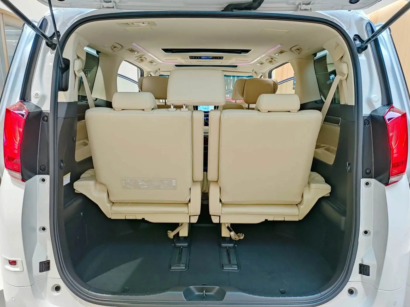 Toyota Alphard 2021 — Photo 15/18