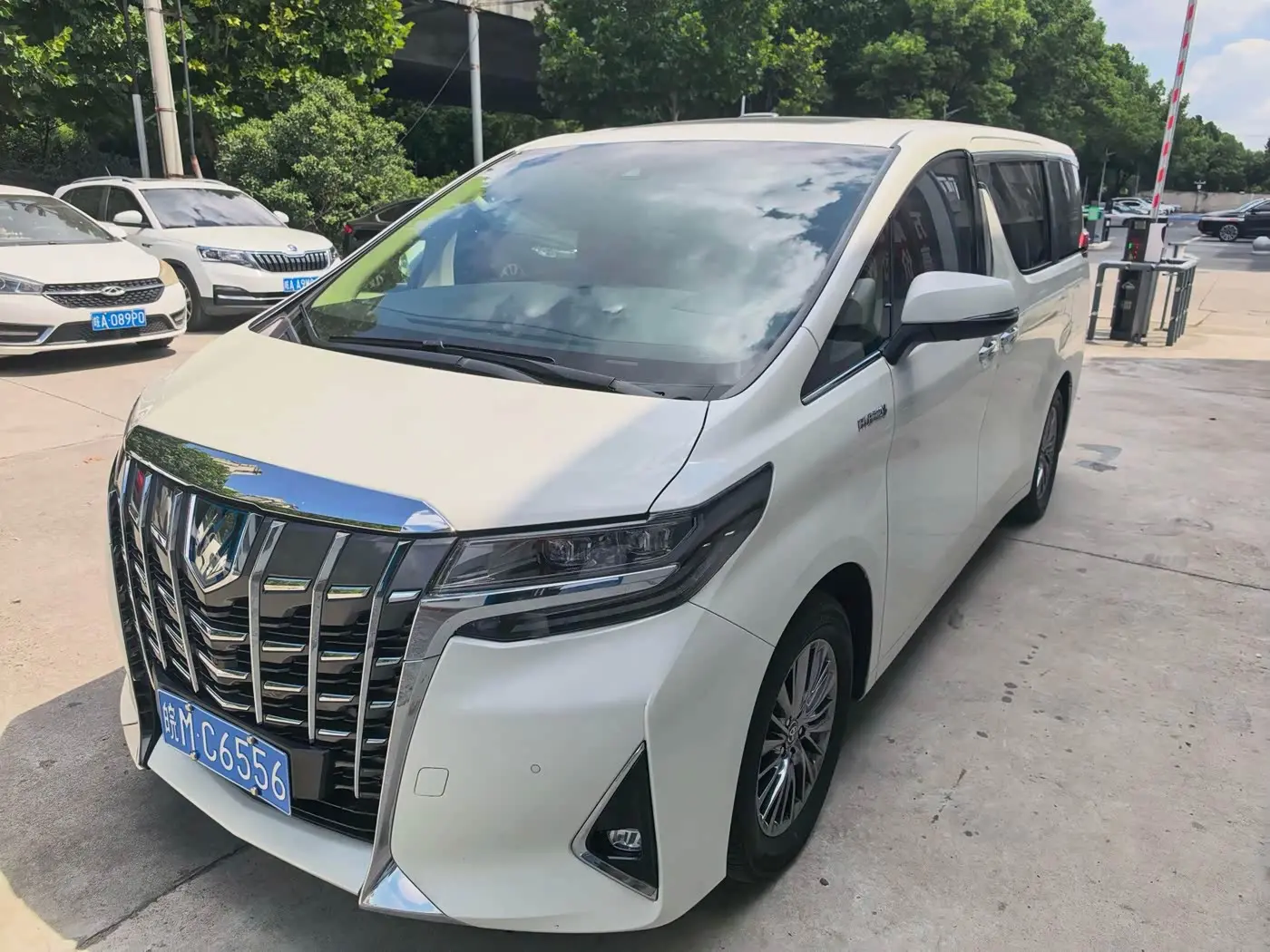 Toyota Alphard 2023 — Photo 2/9