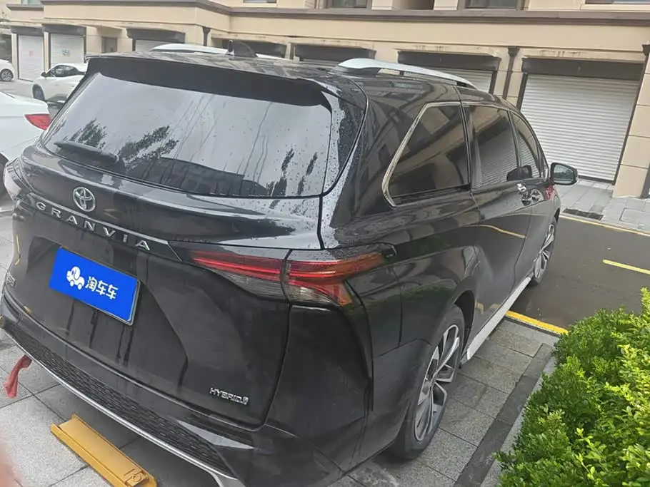 Toyota Granvia 2023 — Photo 3/16
