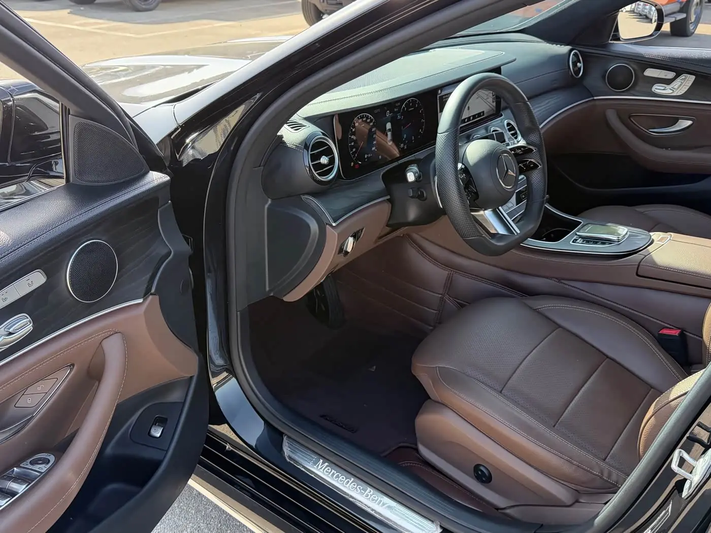 Mercedes-Benz E-Class 2022 — Photo 4/9