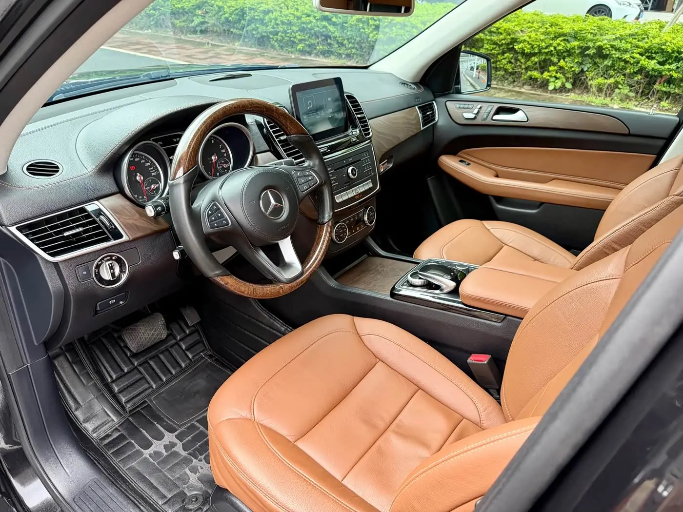 Mercedes-Benz GLS 2016 — Photo 13/20