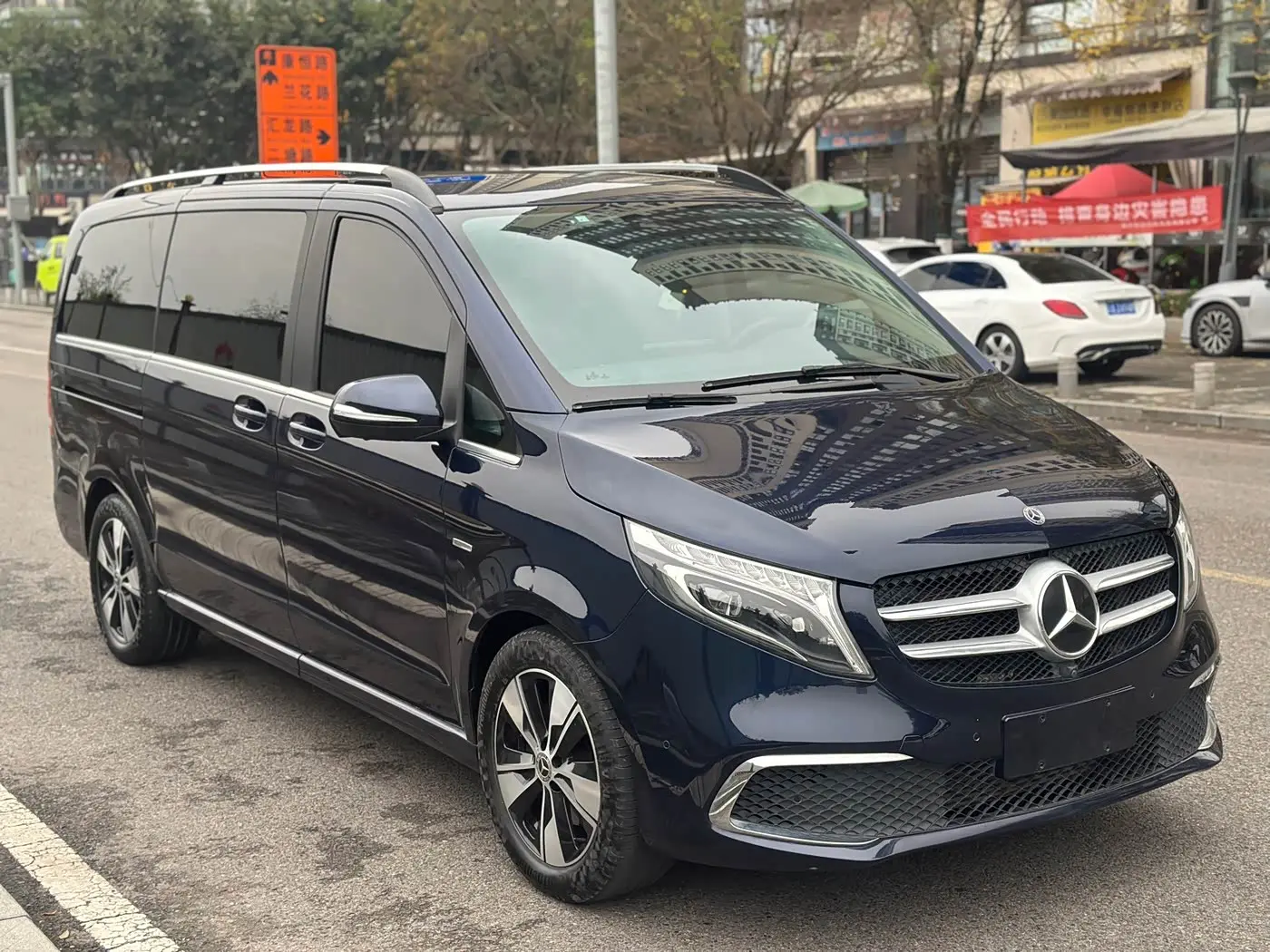 Mercedes-Benz V-Class 2021 — Photo 2/14