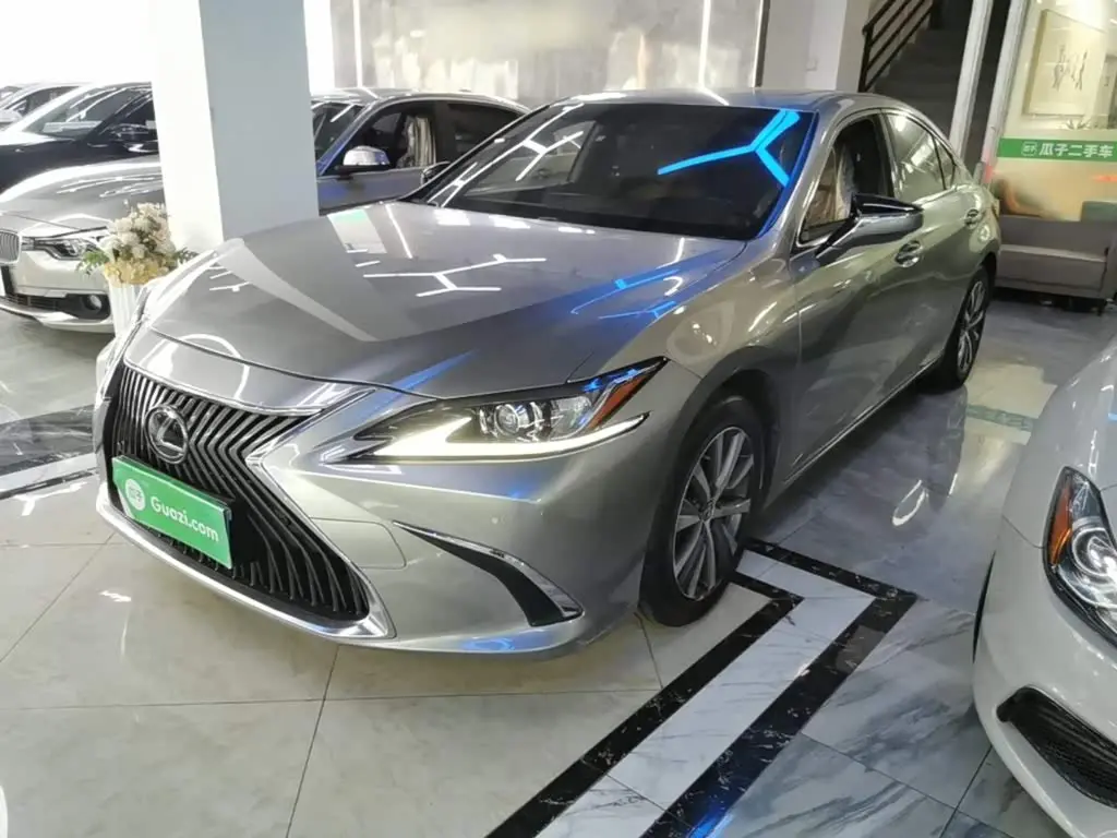 Lexus ES 2019 — Фото 1/20