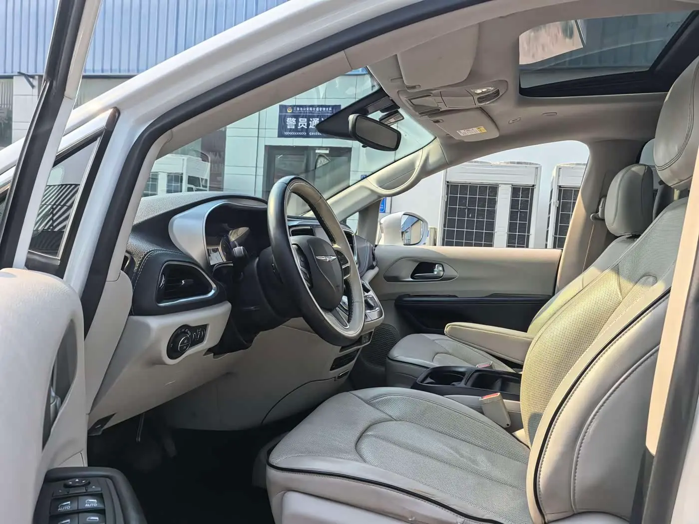 Chrysler Grand Caravan PHEV 2019 — Photo 8/17