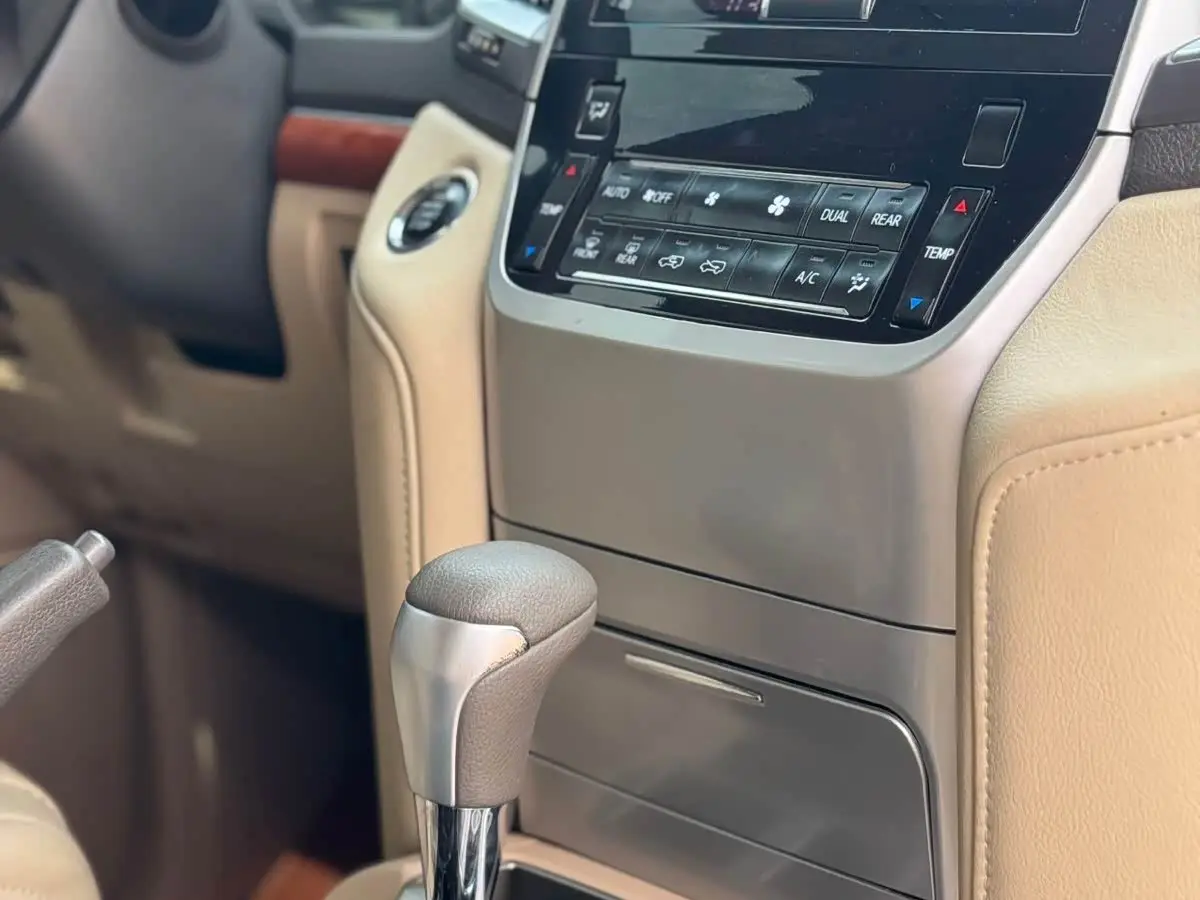 Toyota Land Cruiser 2015 — Photo 14/15