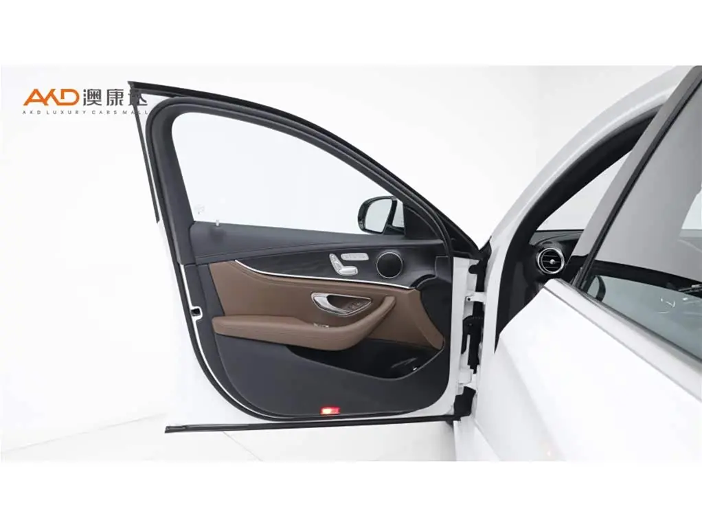 Mercedes-Benz E-Class 2022 — Photo 10/10
