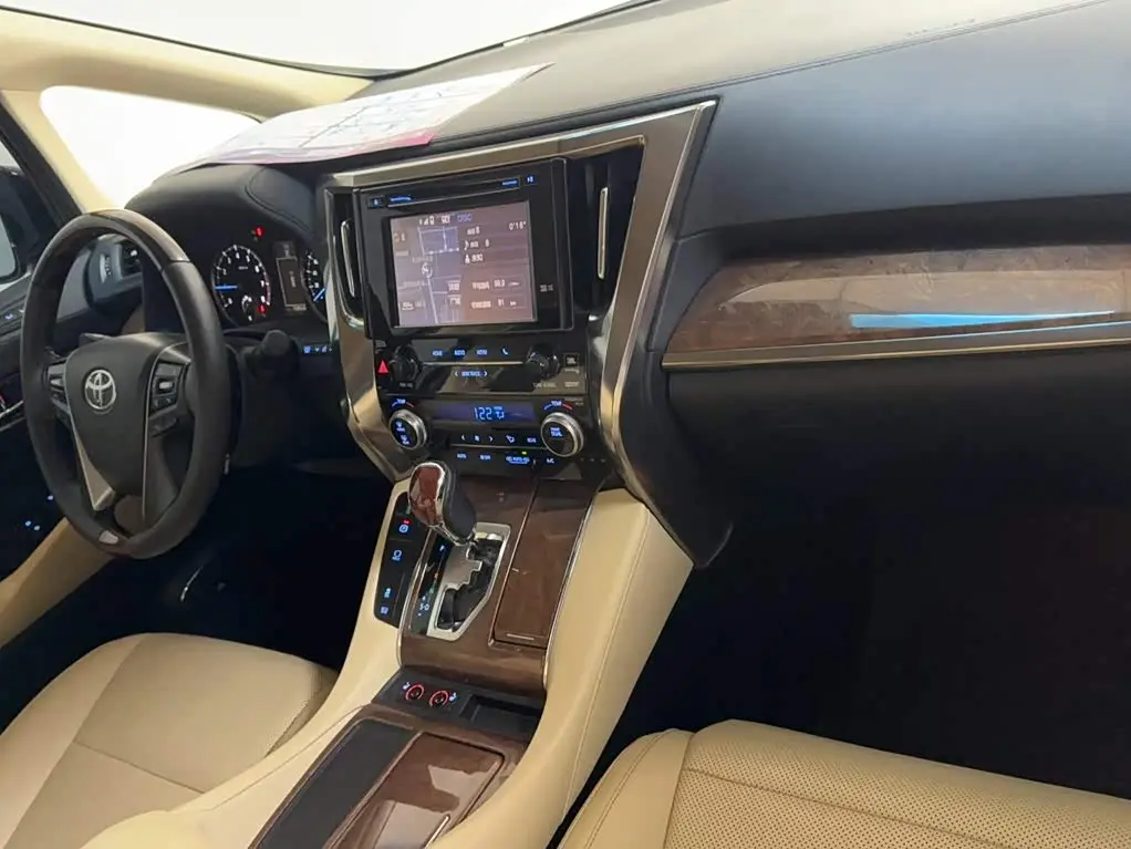 Toyota Alphard 2017 — Photo 5/20