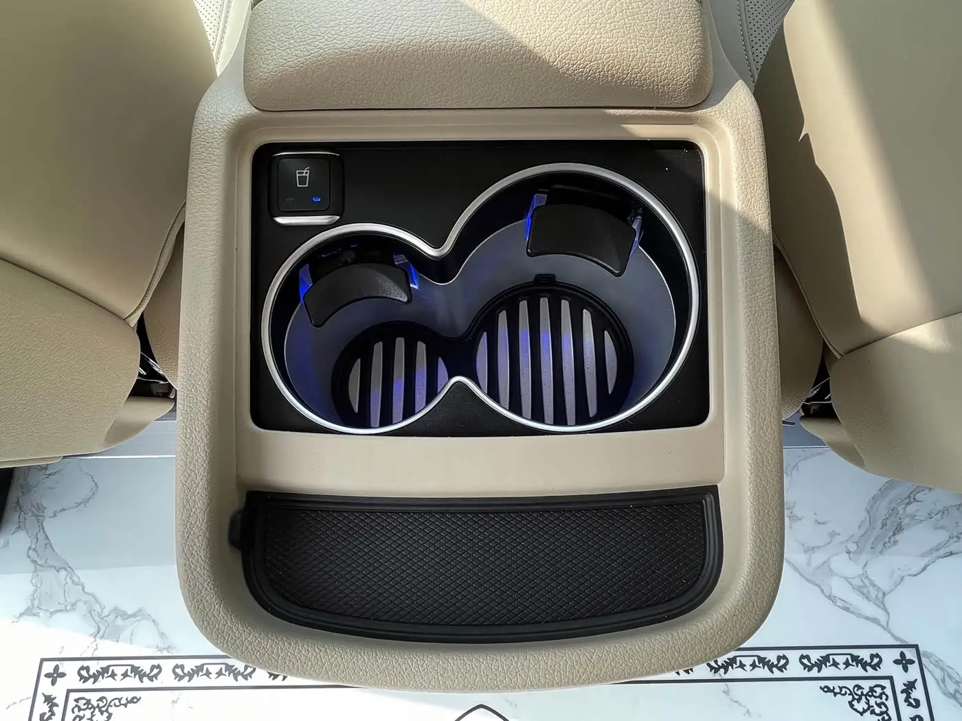 Mercedes-Benz V-Class 2023 — Photo 17/18