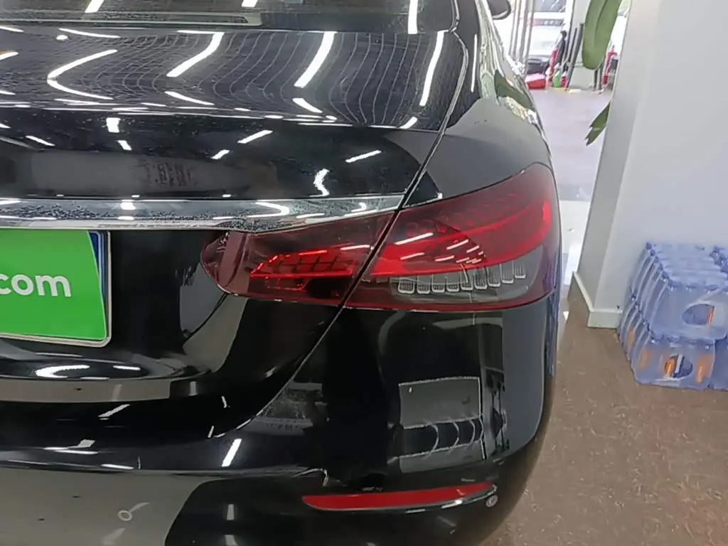Mercedes-Benz E-Class 2023 — Photo 8/20