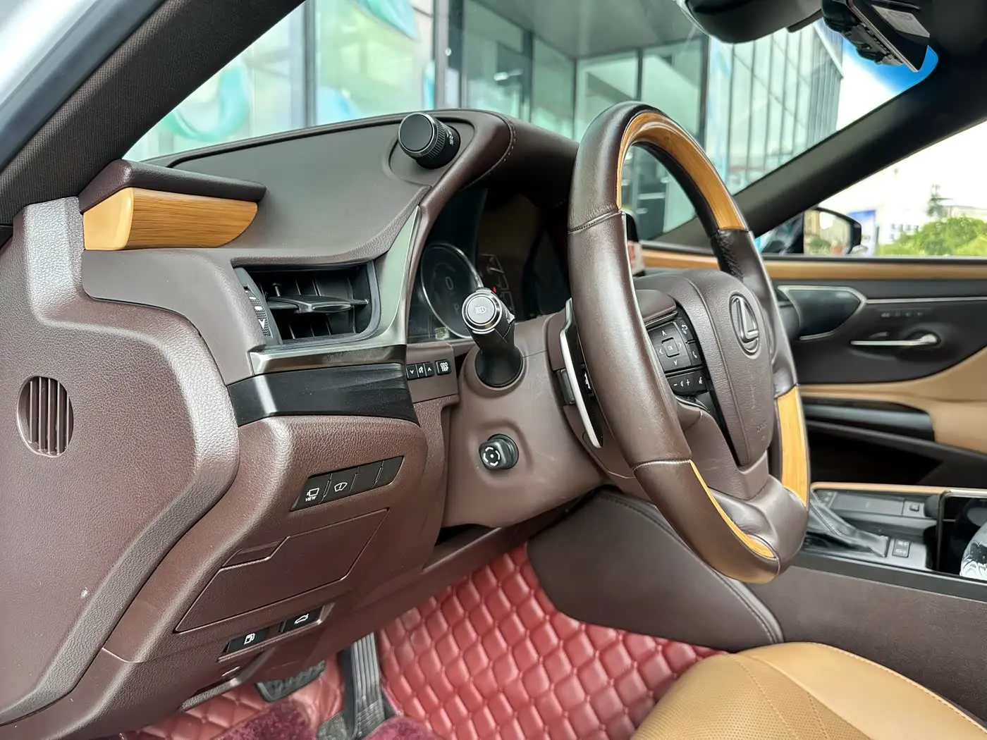 Lexus ES 2019 — Photo 12/20