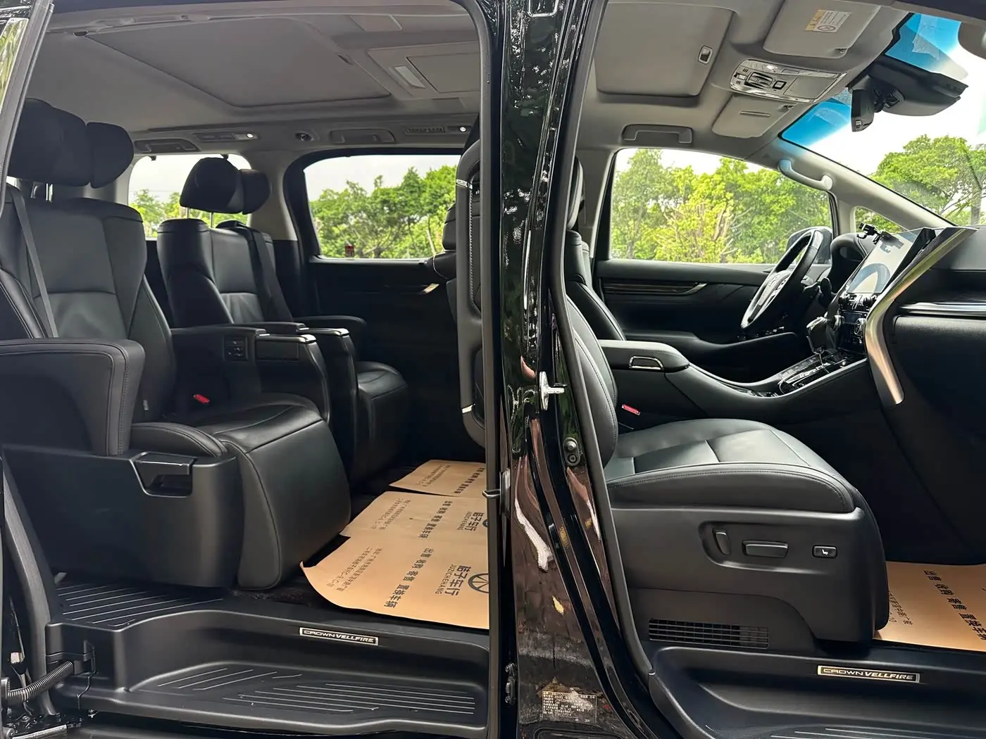 Toyota Vellfire 2023 — Photo 17/19