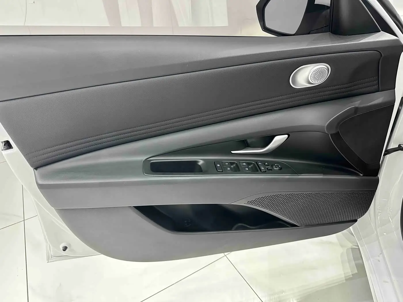 Hyundai Elantra 2023 — Photo 9/20