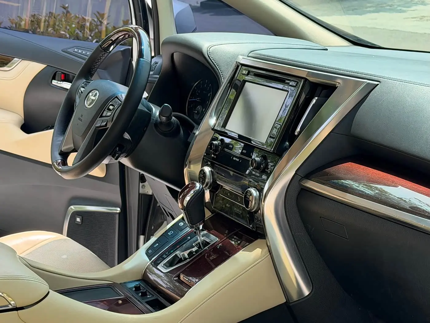 Toyota Alphard 2016 — Photo 12/18