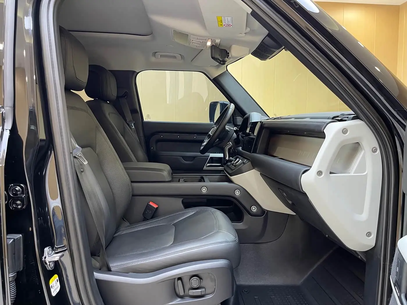 Land Rover Defender 2023 — Photo 6/18