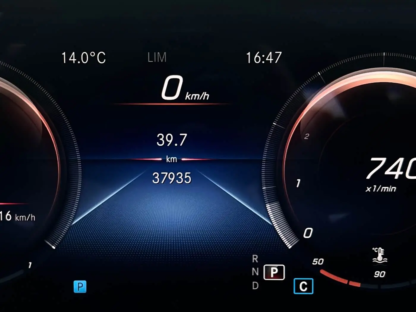 Mercedes-Benz E-Class 2021 — Photo 11/12