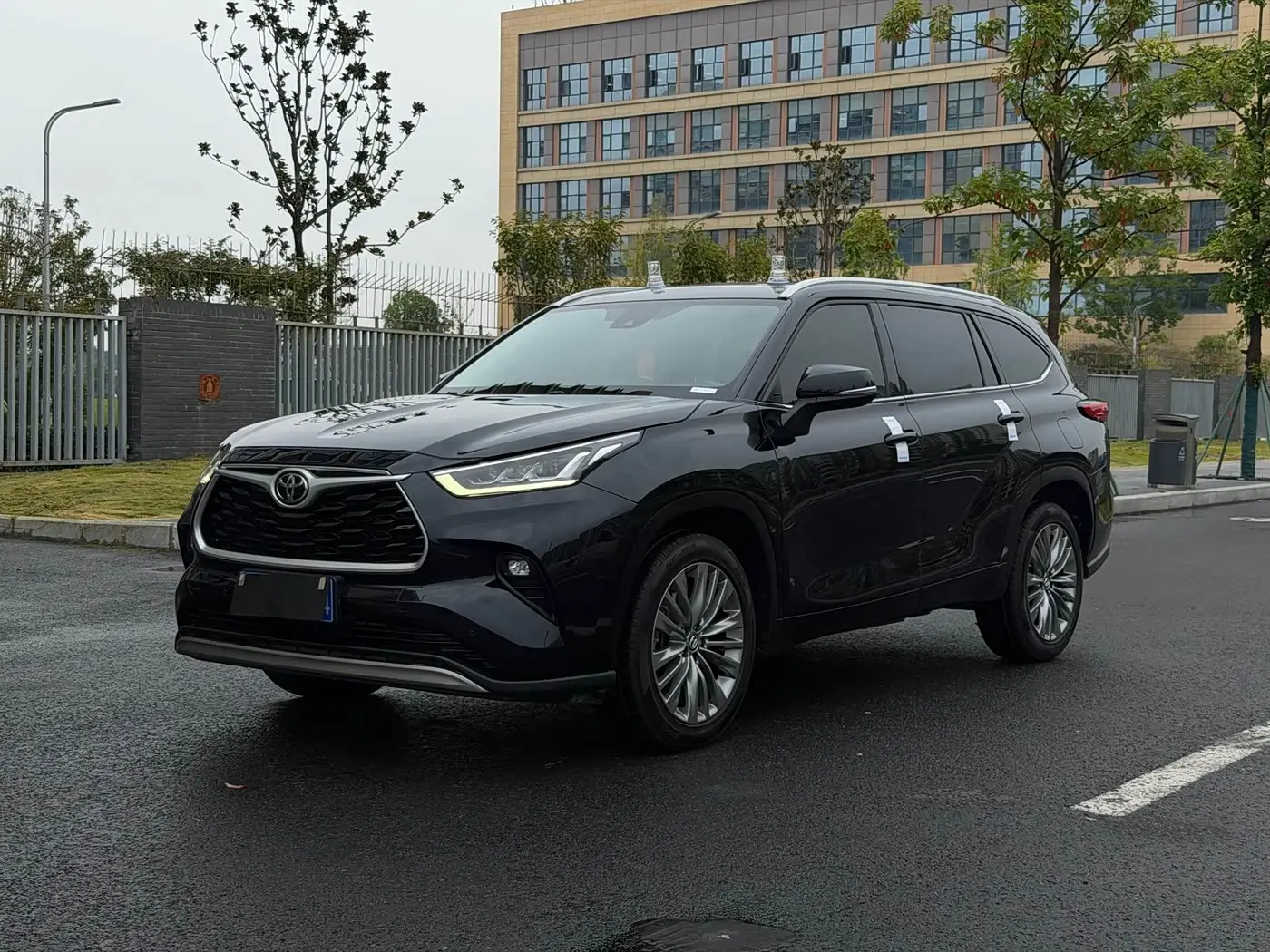 Toyota Highlander 2023 — Фото 1/18