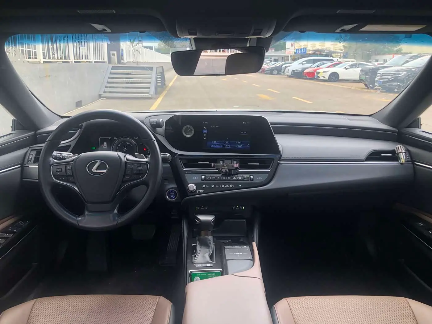 Lexus ES 2022 — ფოტო 13/19