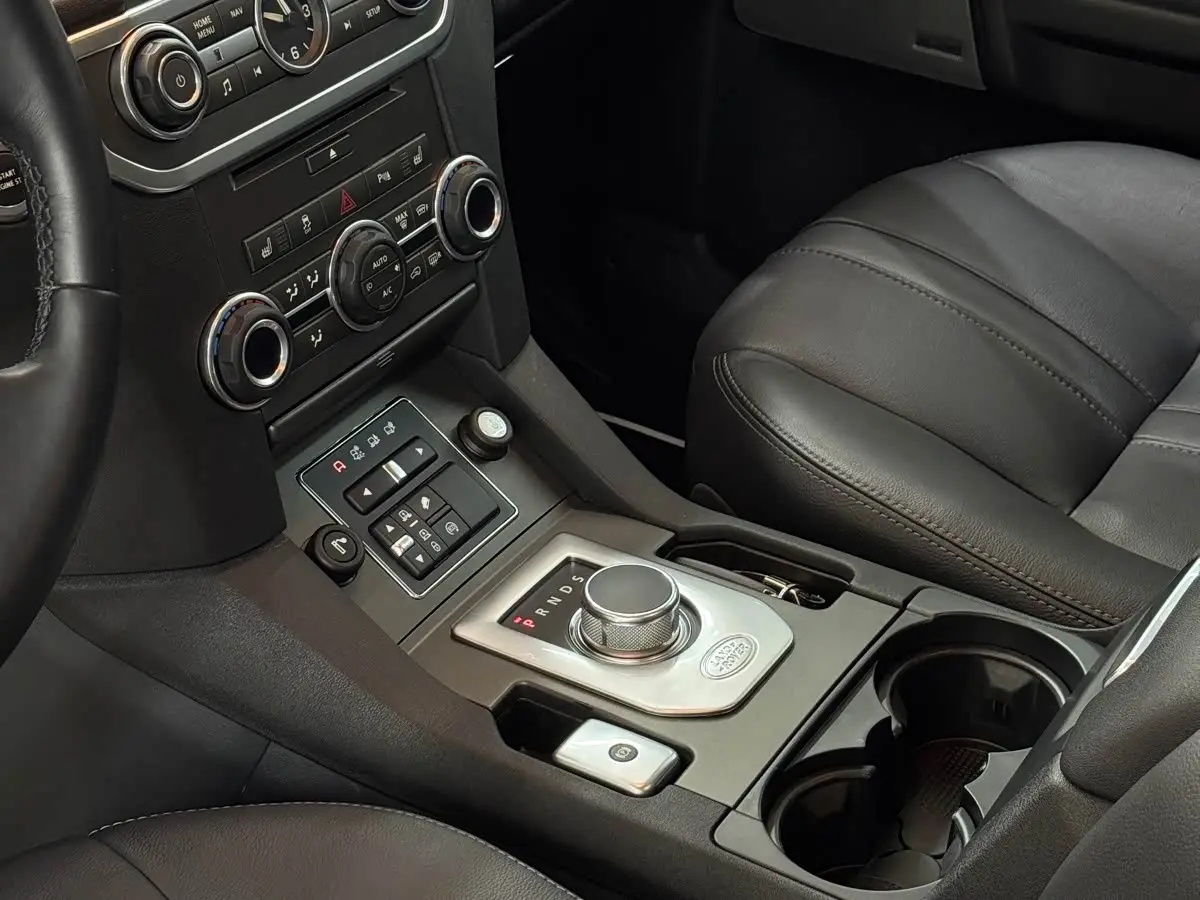 Land Rover Discovery 2017 — Şəkil 13/18