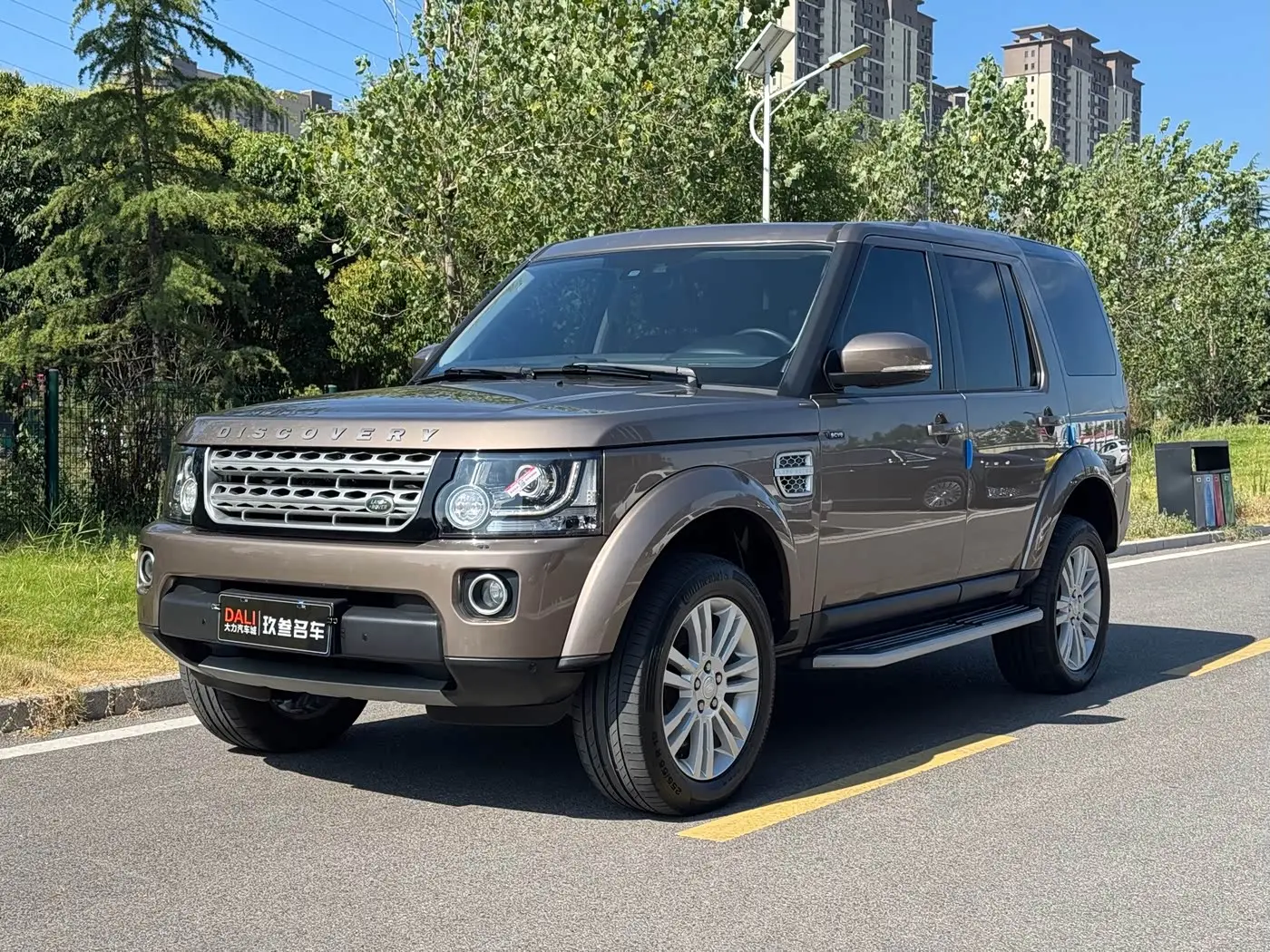 Land Rover Discovery 2016 — Photo 1/17