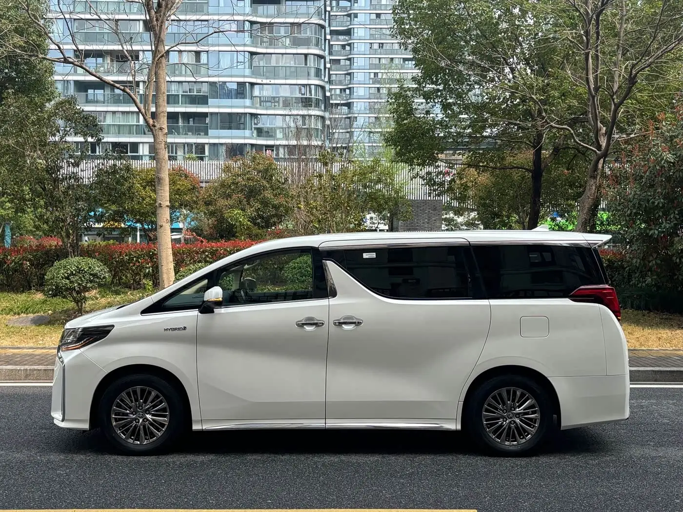 Toyota Alphard 2023 — Photo 9/10