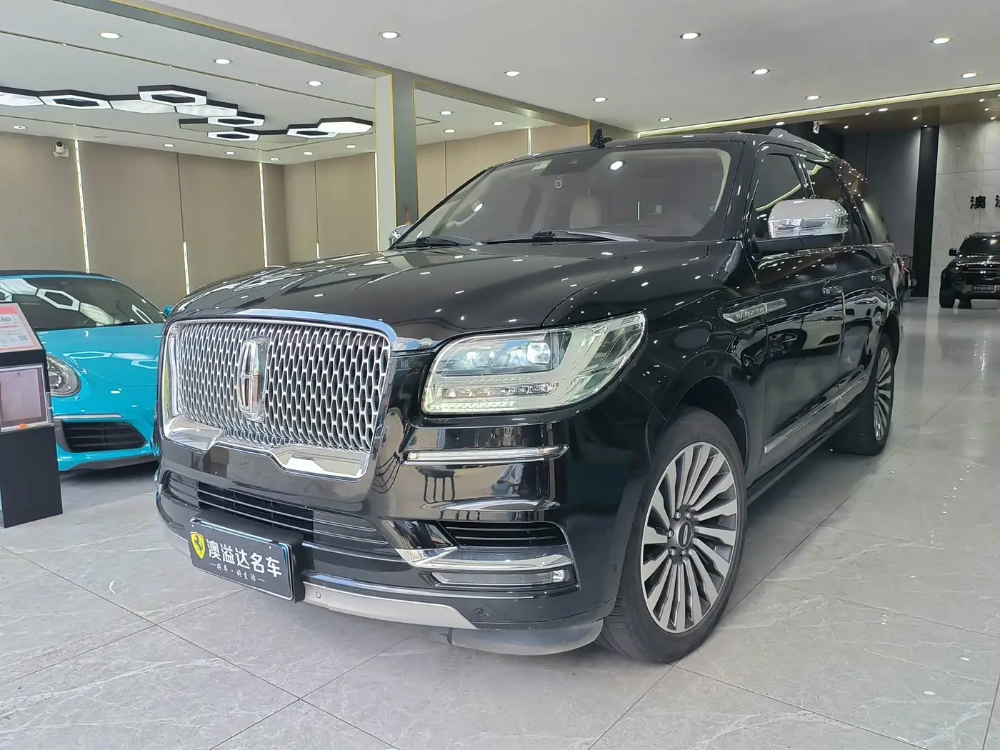 Lincoln Navigator 2019 — Photo 1/20