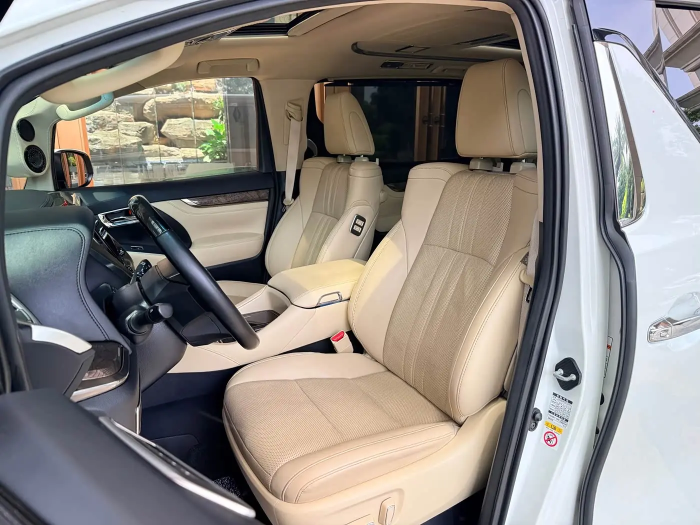 Toyota Alphard 2018 — Photo 10/20