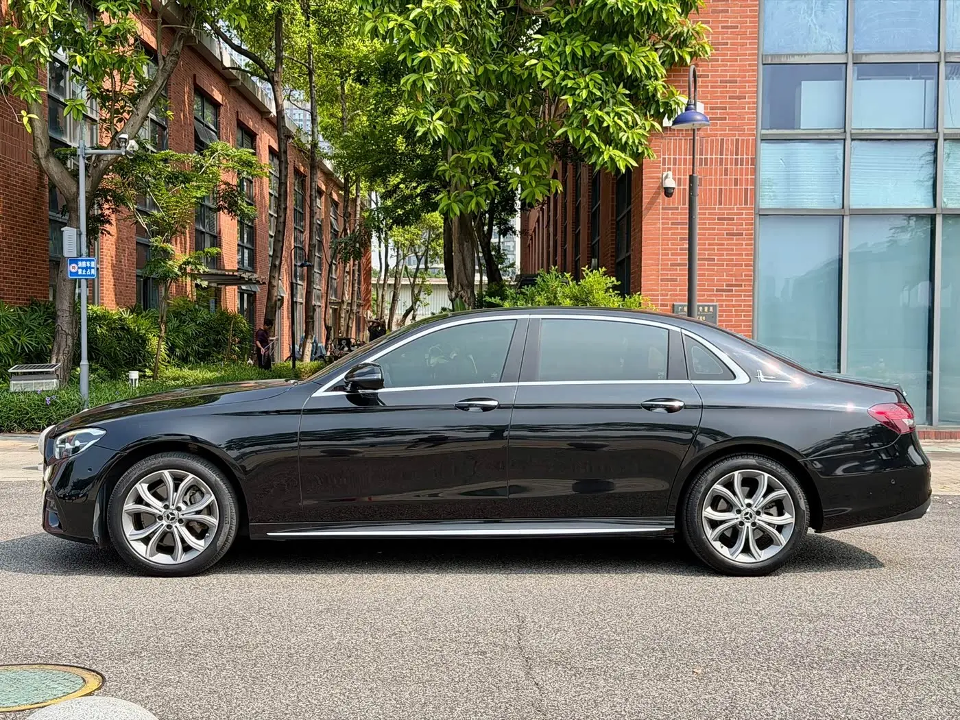 Mercedes-Benz E-Class 2021 — Photo 2/18