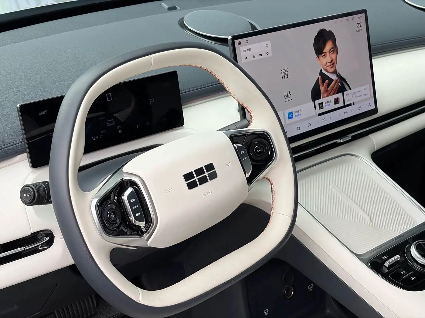Geely Galaxy Galaxy Starship 7 EM-i 2025 — Фото 2/14