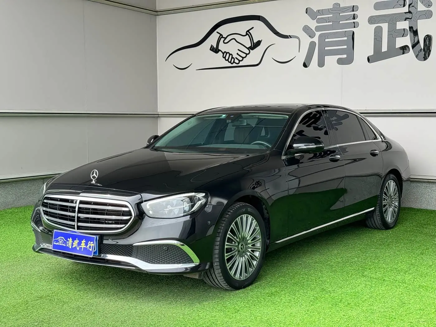 Mercedes-Benz E-Class 2023 — Photo 1/15