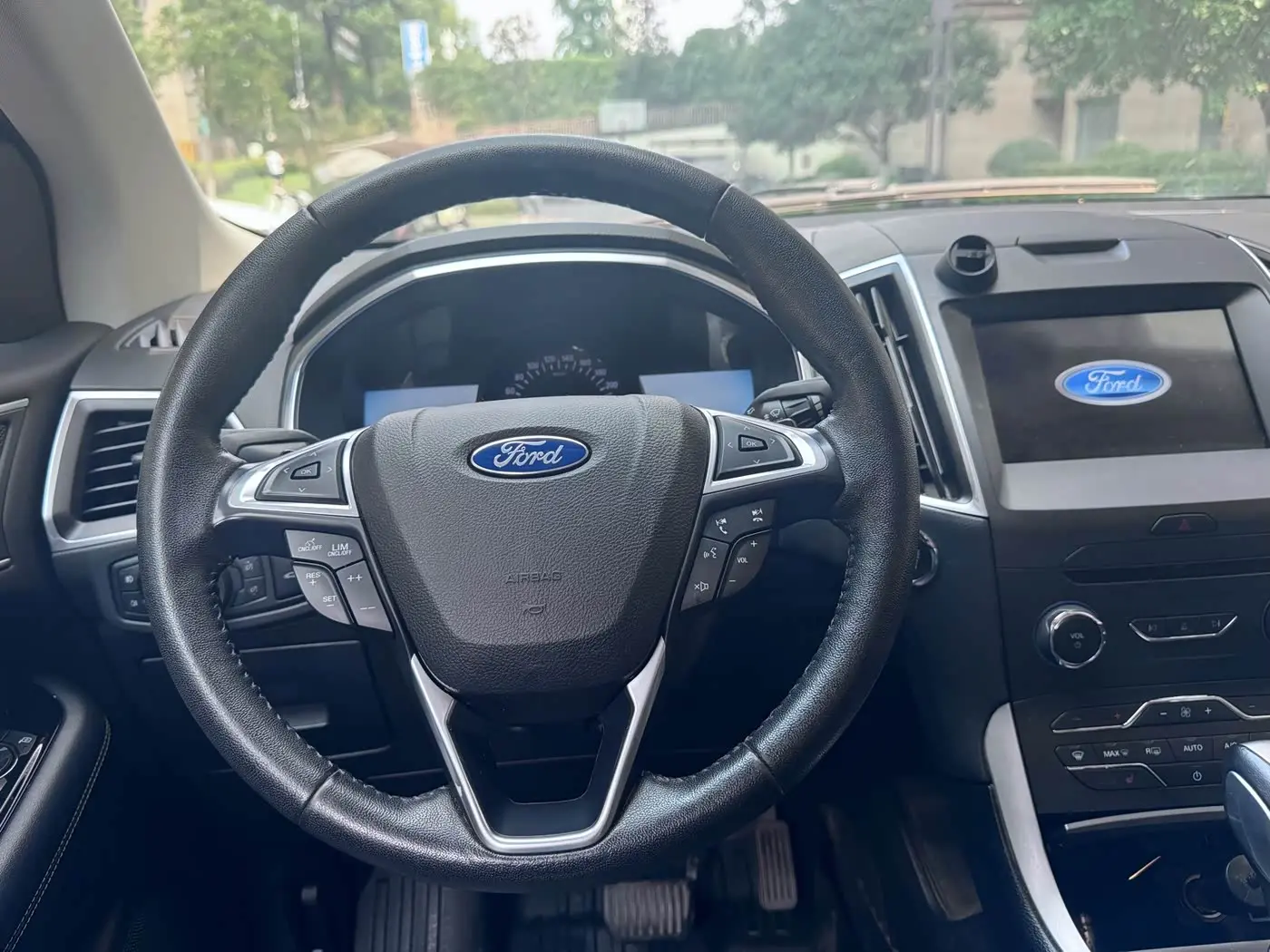 Ford Edge 2017 — Фото 8/20