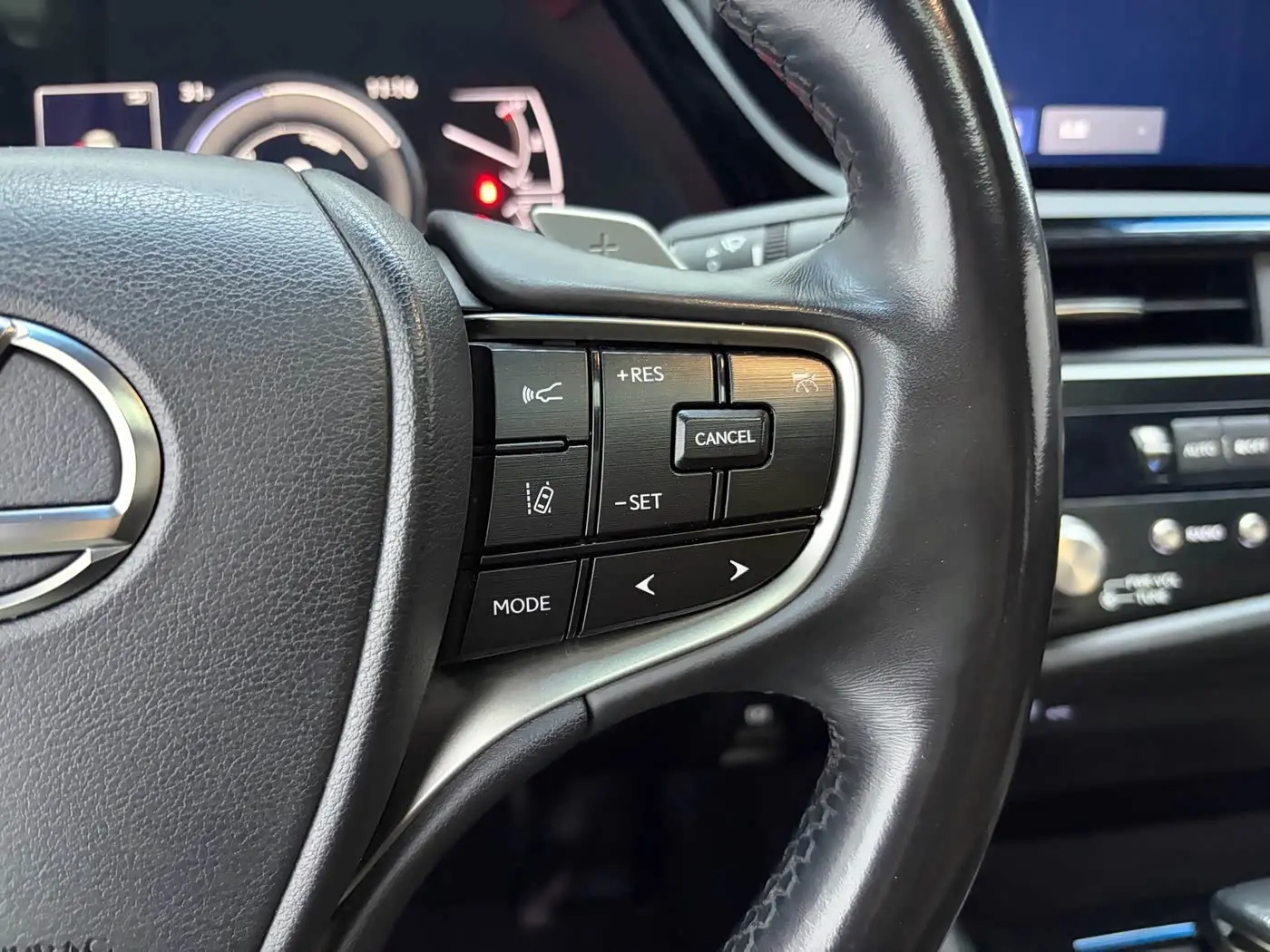 Lexus ES 2023 — Photo 9/18
