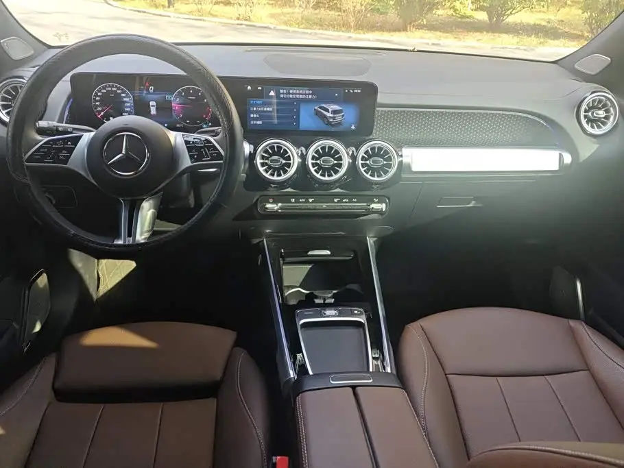 Mercedes-Benz GLB 2025 — Фото 13/16