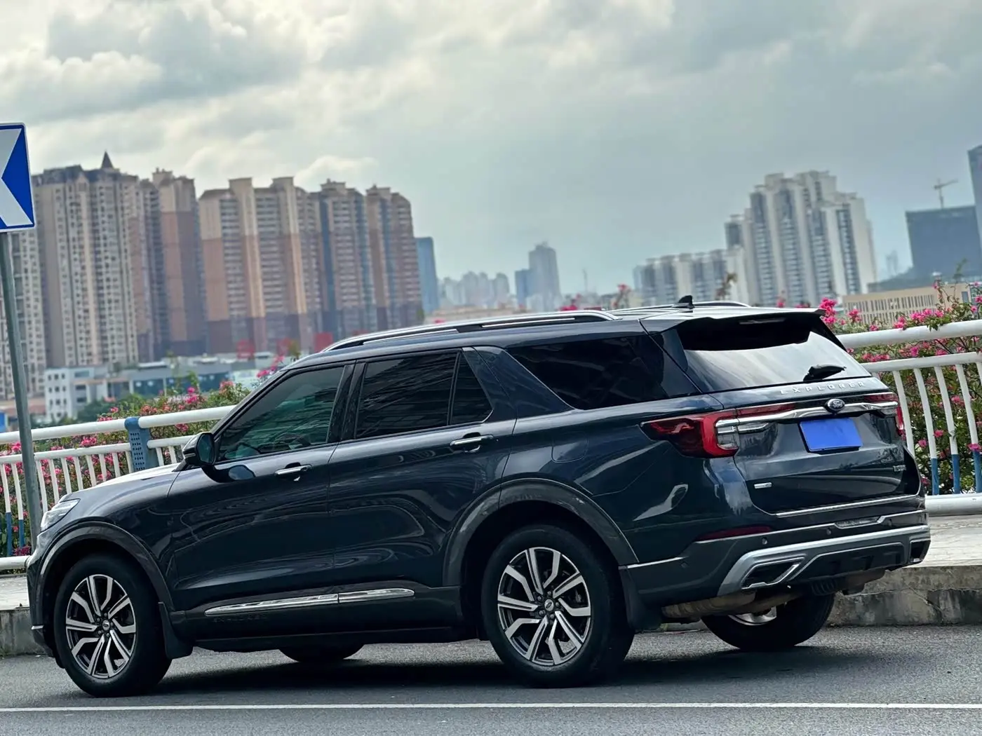 Ford Explorer 2022 — Photo 5/15