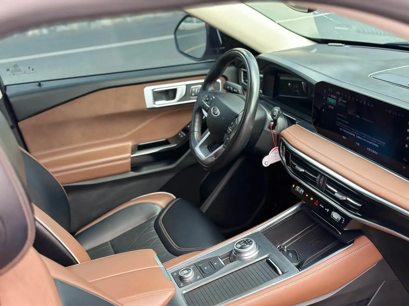Ford Explorer 2022 — Photo 11/15