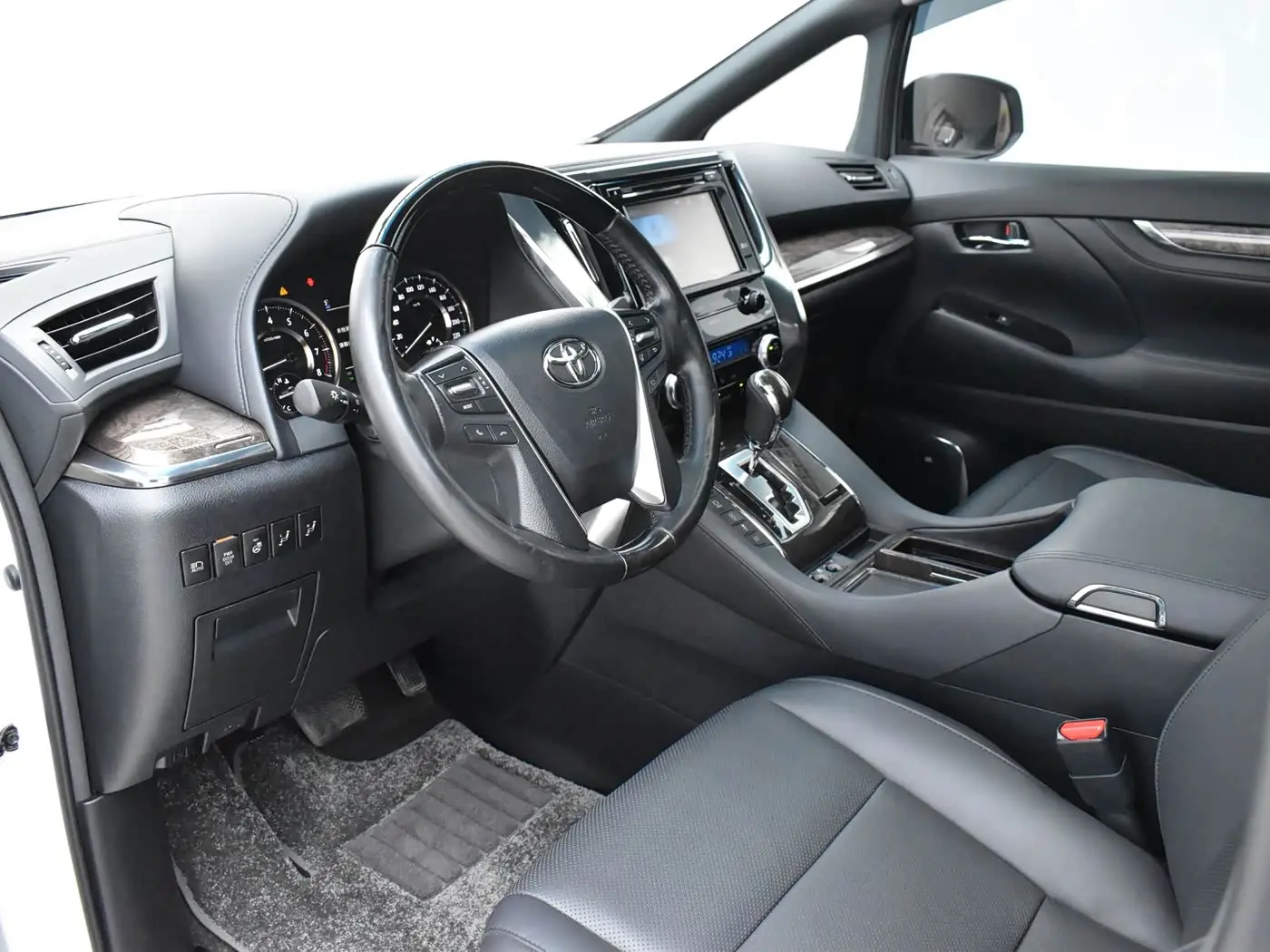Toyota Alphard 2018 — Photo 6/20