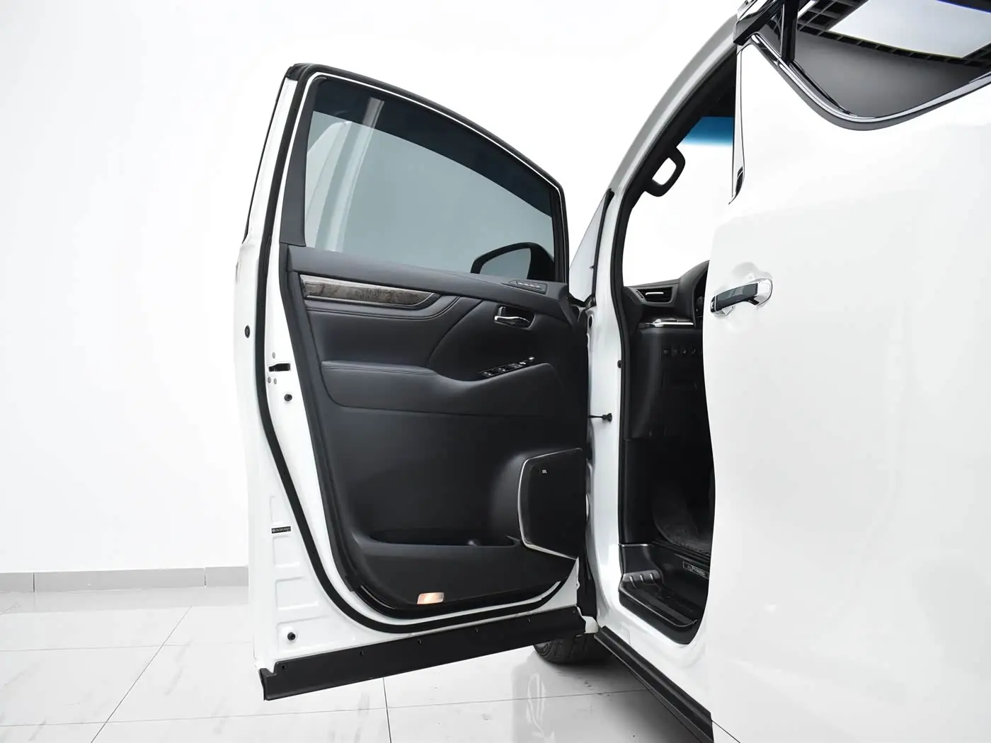 Toyota Alphard 2018 — Photo 20/20