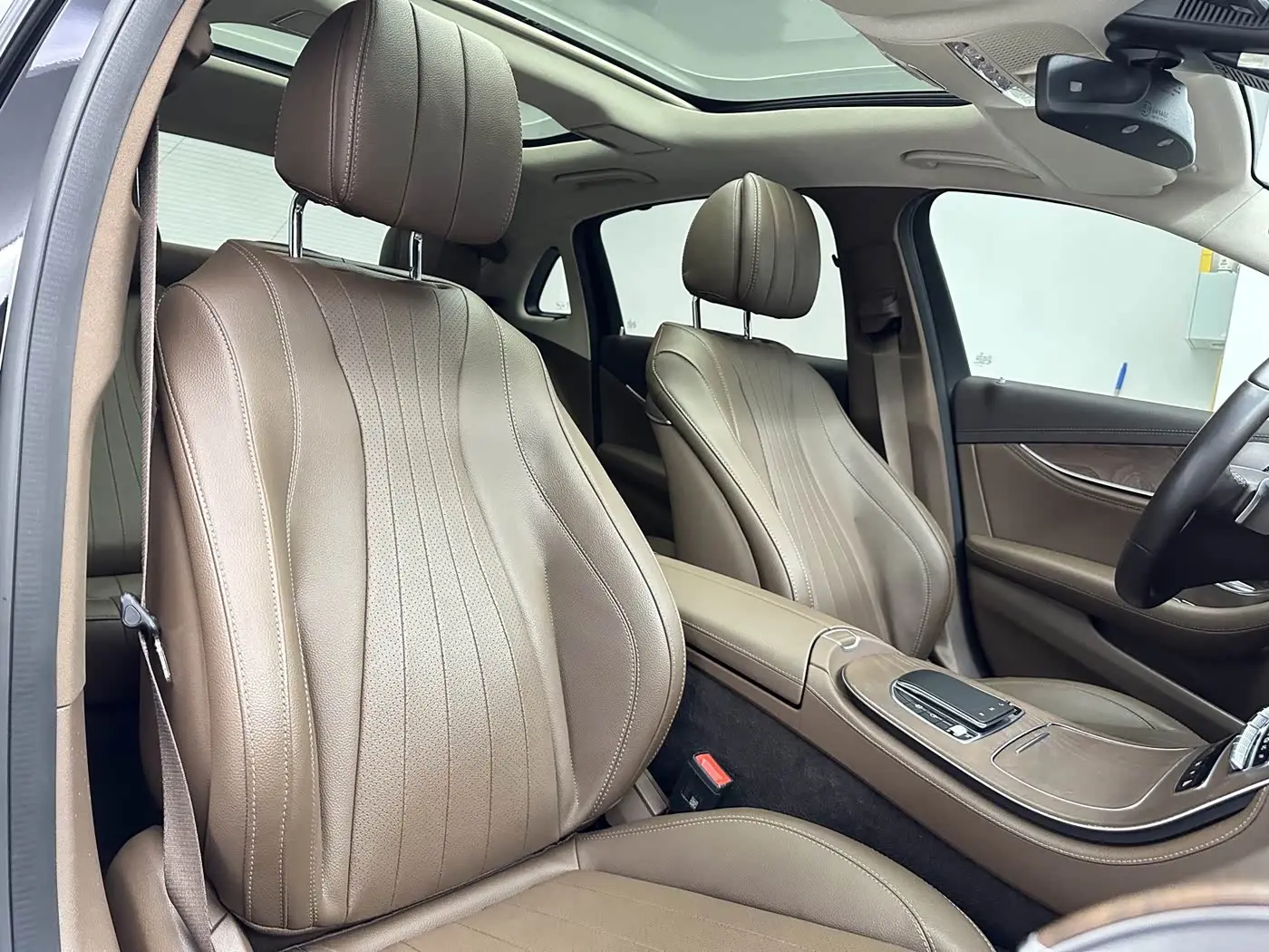 Mercedes-Benz E-Class 2023 — Photo 16/20