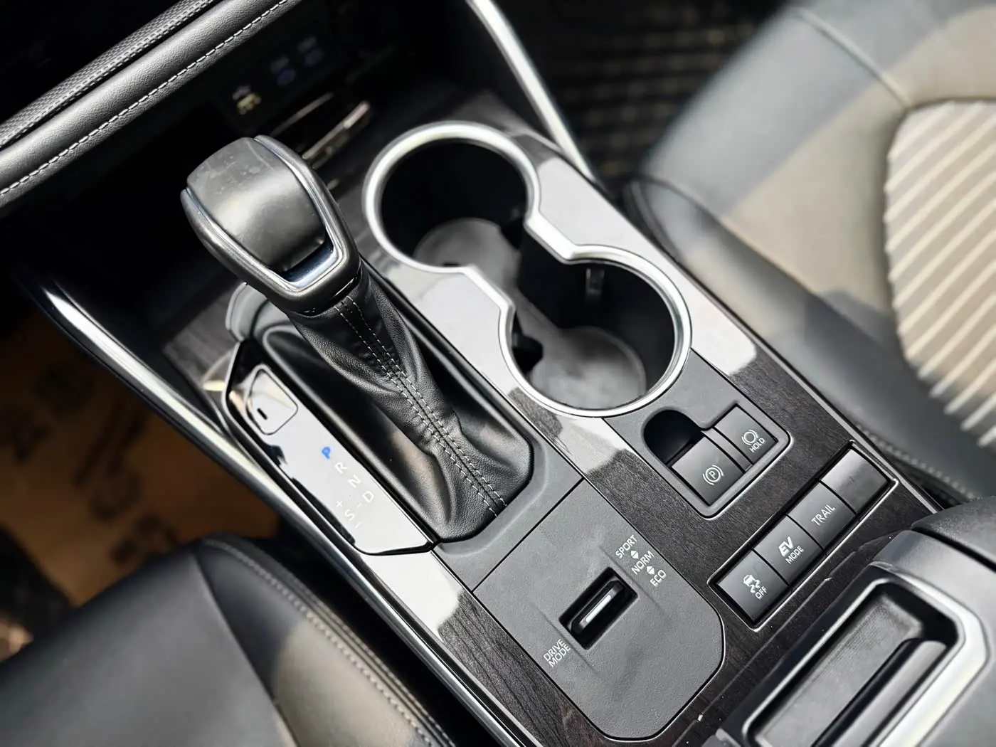 Toyota Crown Kluger 2022 — Photo 12/20