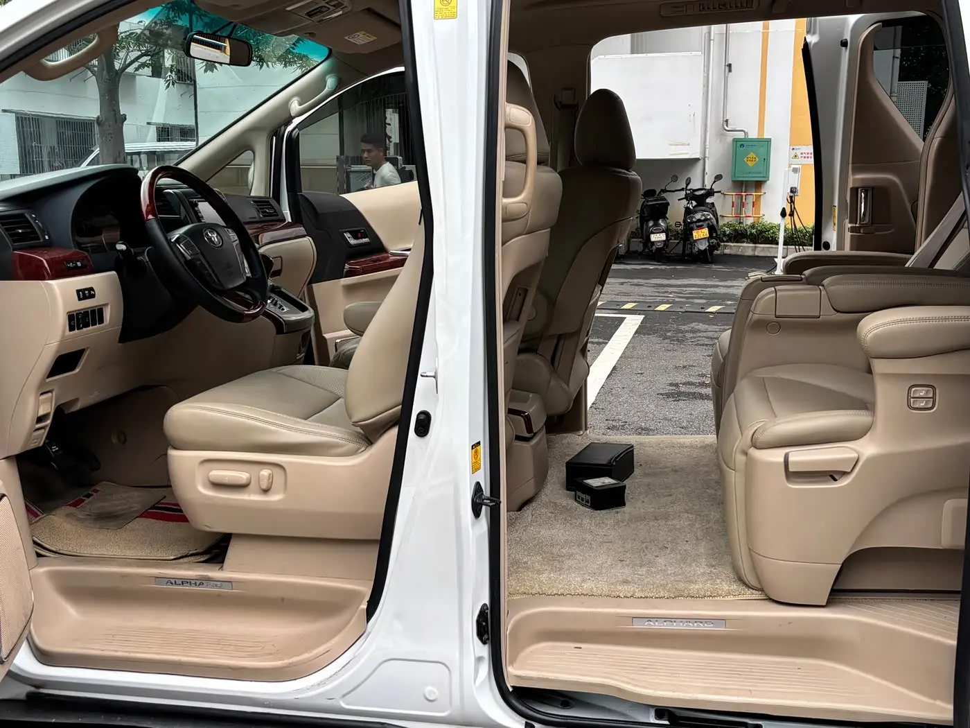 Toyota Alphard 2010 — Photo 10/14