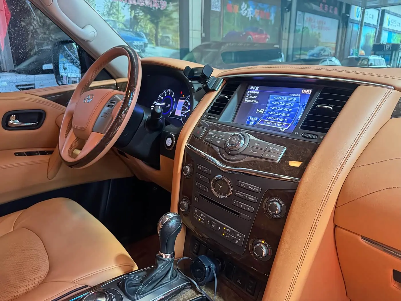 Infiniti QX80 2018 — ფოტო 16/17