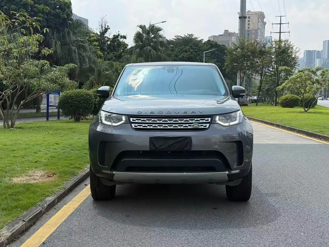 Land Rover Discovery 2018 — Фото 2/12