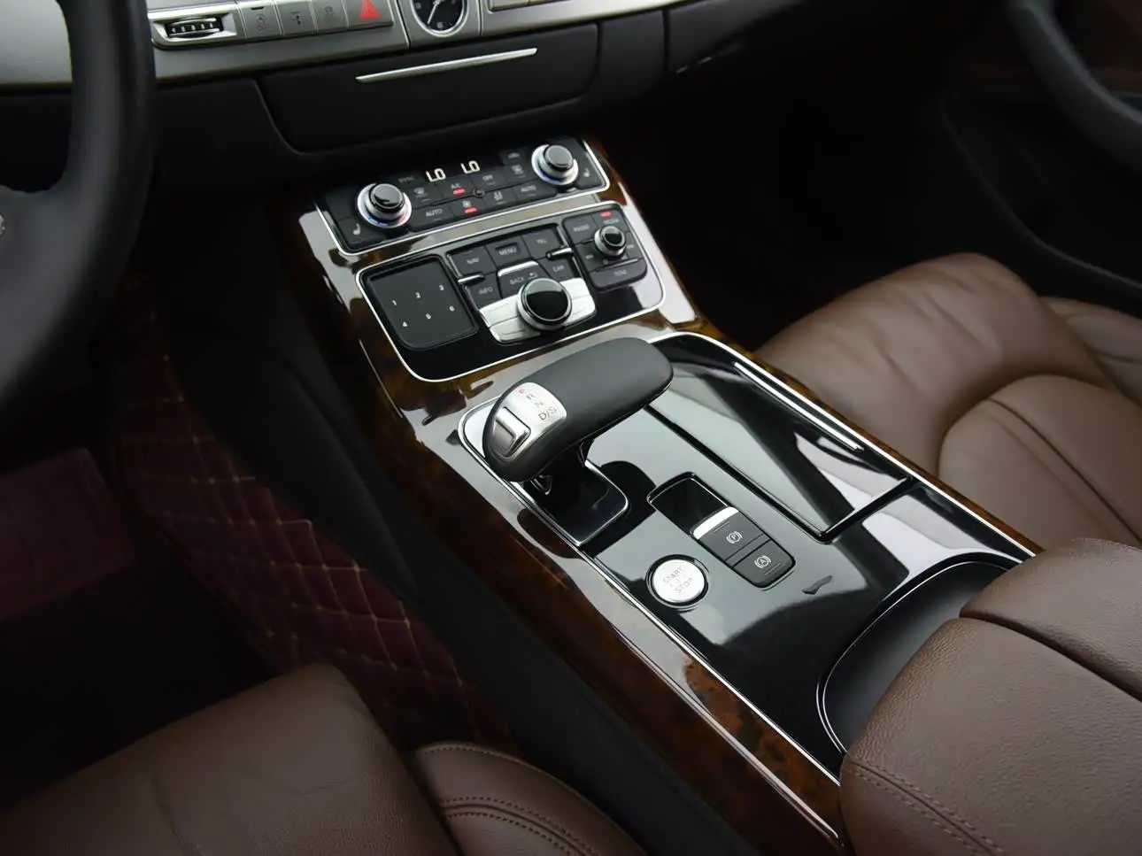 Audi A8 2013 — Photo 16/16