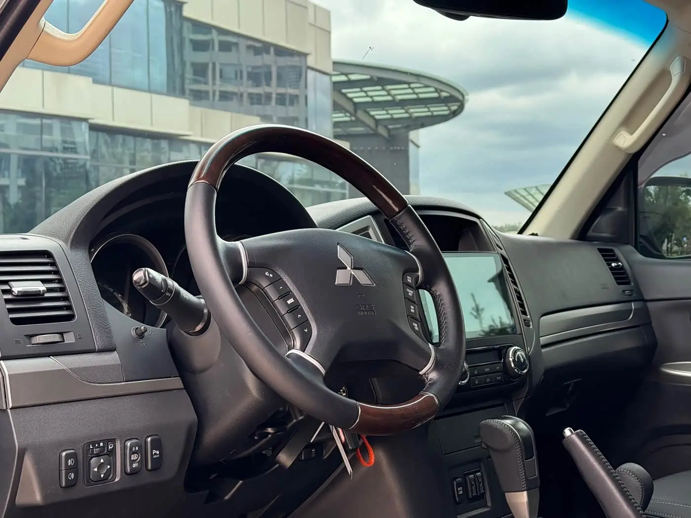 Mitsubishi Pajero 2015 — Şəkil 6/20