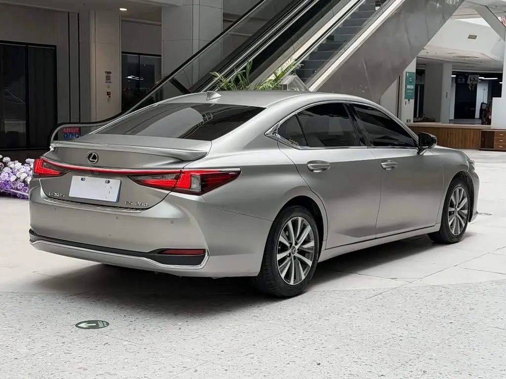 Lexus ES 2019 — Фото 7/9
