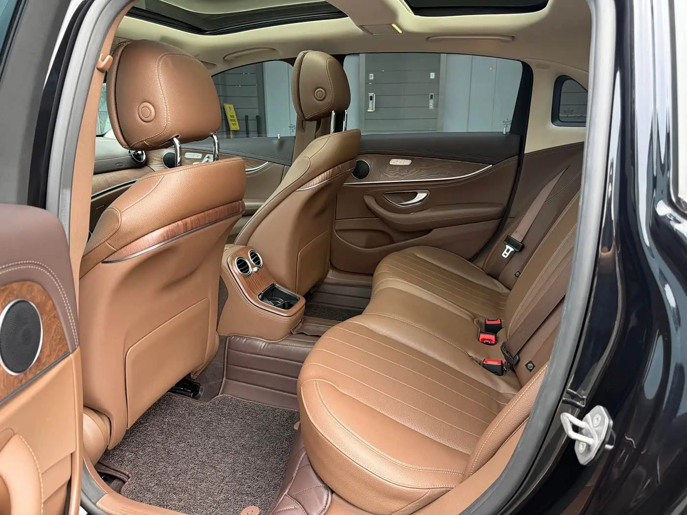 Mercedes-Benz E-Class 2022 — Photo 6/11