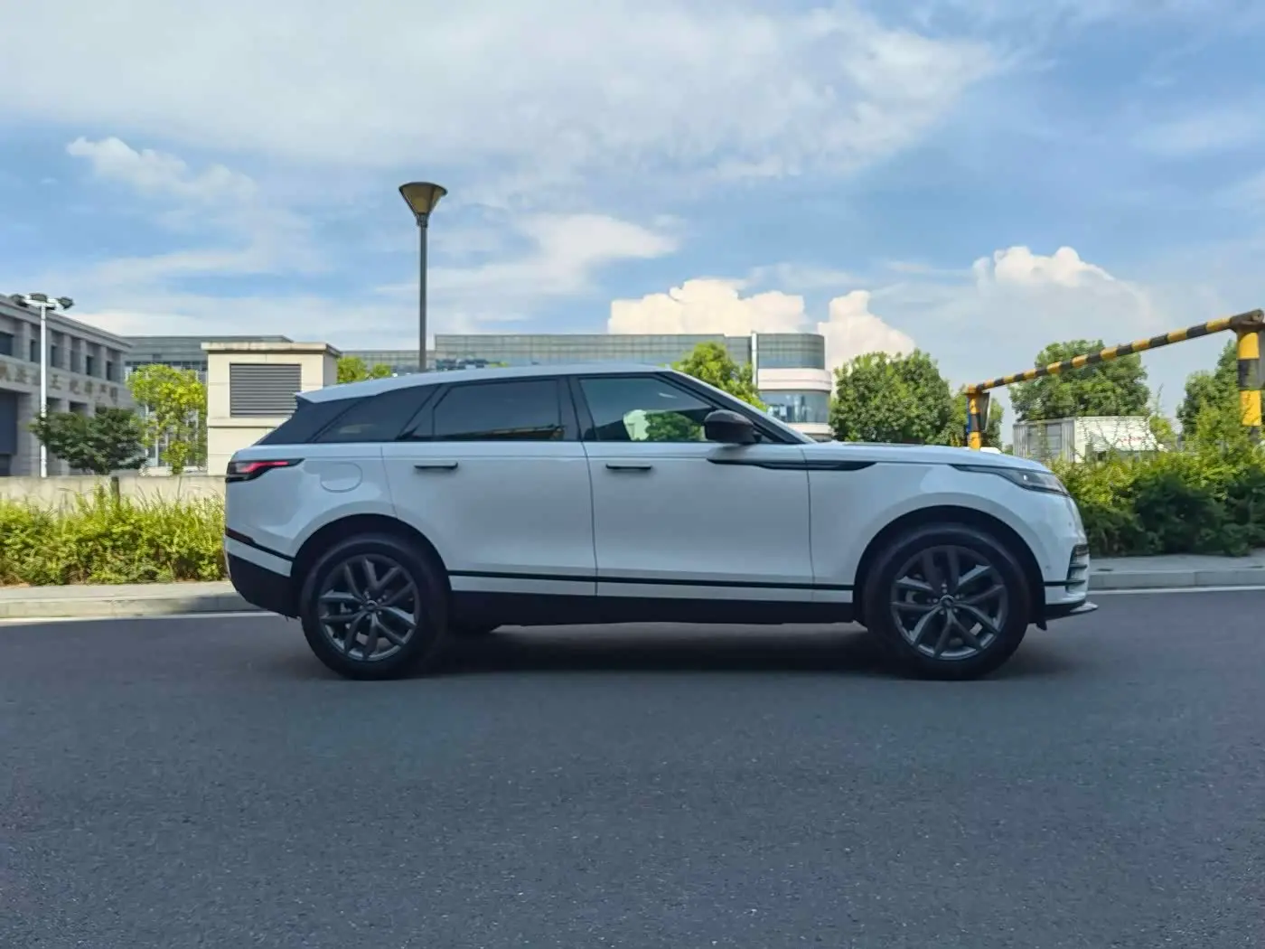 Land Rover Range Rover Velar 2026 — Photo 6/13