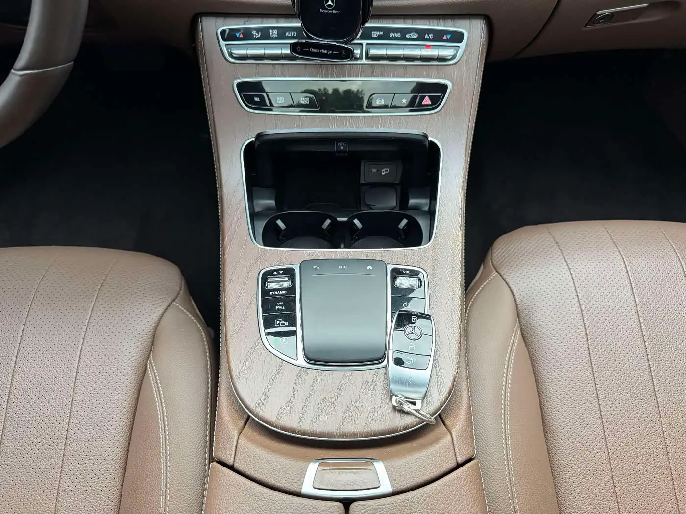 Mercedes-Benz E-Class 2021 — ფოტო 17/20